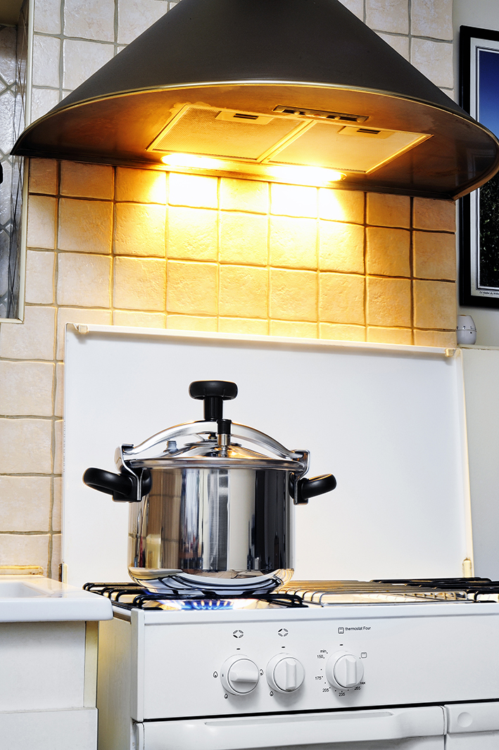Cocina completa limpia con olla express en la campana